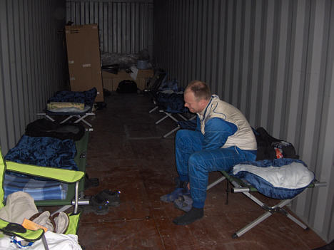 Lars Vendelbo er ved at gøre sig klar til sin tur i Mini'en, det foregår i "Hotel Harriot" som Niels Borum har døbt teamets transportcontainer.
(Foto: Stefan Kaas Racing Team)
